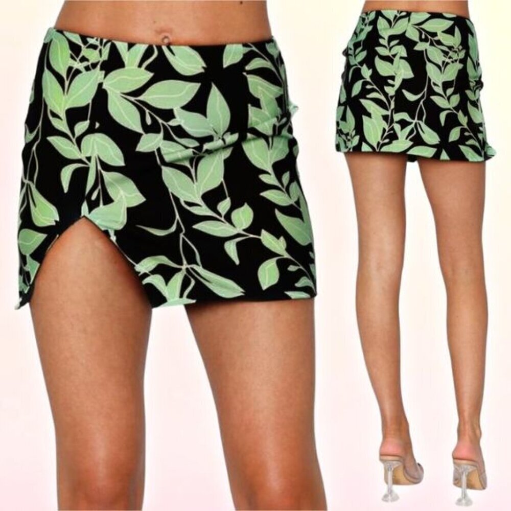 WHITE FOX Love Charm High Waisted Leaf Print Mini Skirt Sz Small
